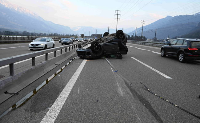 Auto landet auf dem Dach: Zwei verletzte Personen bei Verkehrsunfall