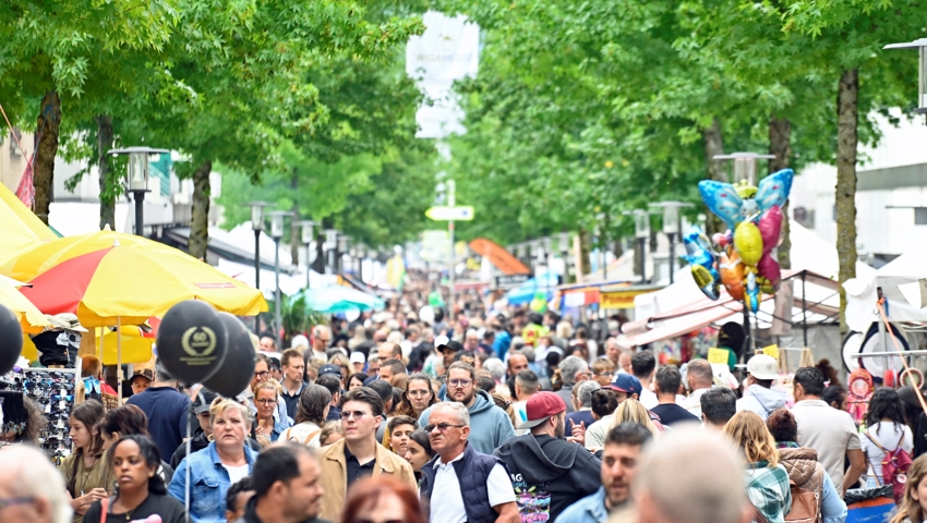 Am Samstagnachmittag blieb Besucherinnen und Besuchern oft nichts anderes mehr übrig, als sich vom Menschenstrom mitreissen zu lassen.