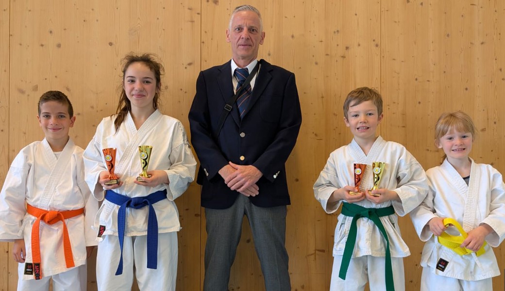 Mit grossem Stolz präsentieren die jungen Karatekas des Vereins Hei-Sei-Bu-Kan Gams ihre an den Verbandsmeisterschaften gewonnenen Pokale.