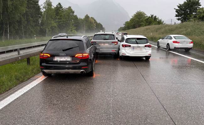 Schnell bizli eng: Auffahrkollision auf der Autobahn bei Sevelen