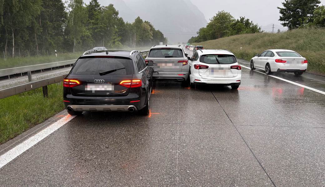 Schnell bizli eng: Auffahrkollision auf der Autobahn bei Sevelen