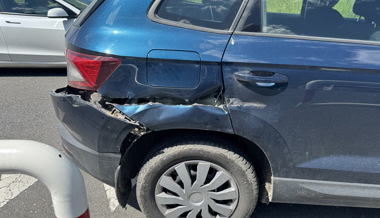 Bus biegt falsch ab und rammt Auto