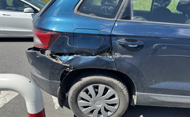 Bus biegt falsch ab und rammt Auto