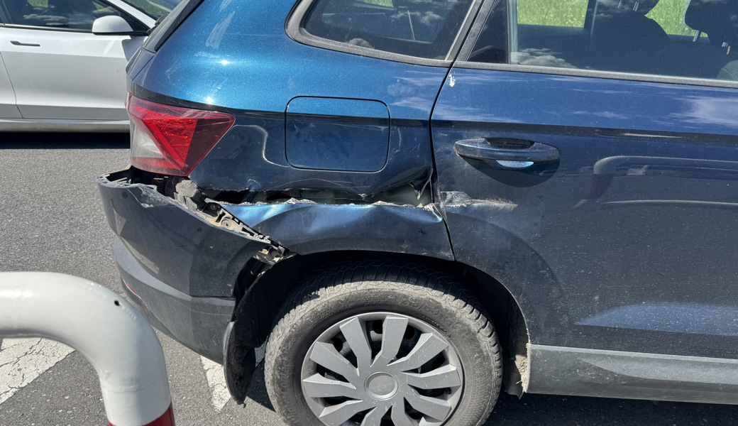 Beschädigt: Kollision zwischen Bus und Auto