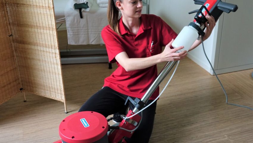  Bei der Arbeit: Melanie Braun reinigt mit einer Ultrahighspeed-Maschine ein Zimmer. Bild. Hanspeter Thurnherr