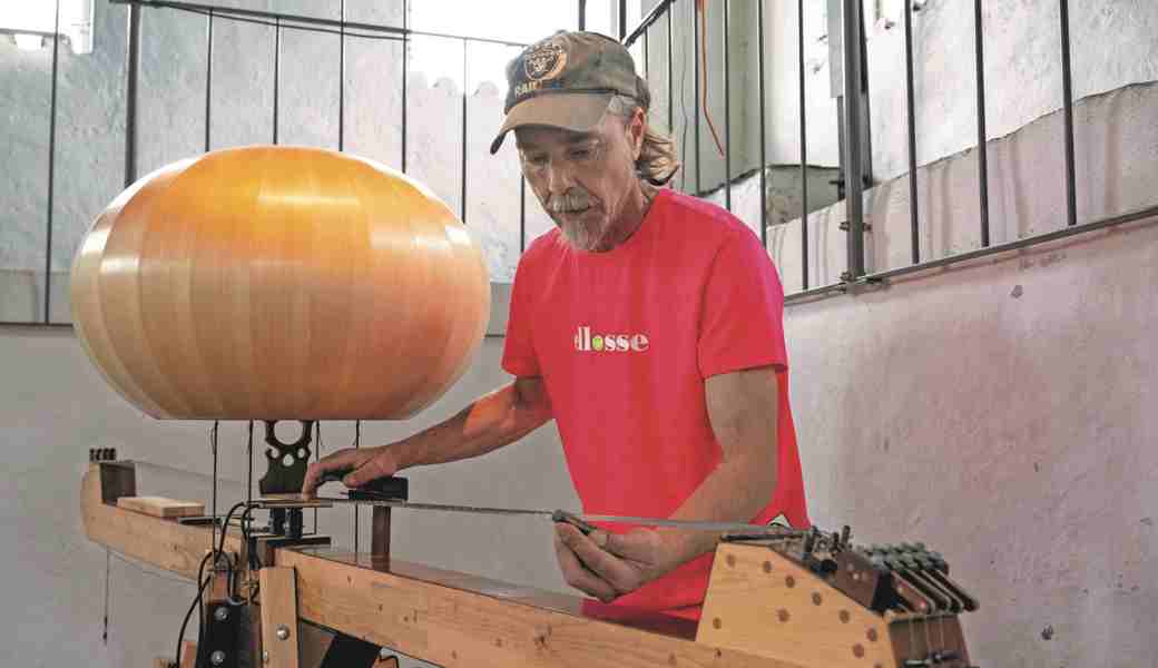 Florian Tuercke spielt in der Turmzinne auf seiner Longboardharfe.