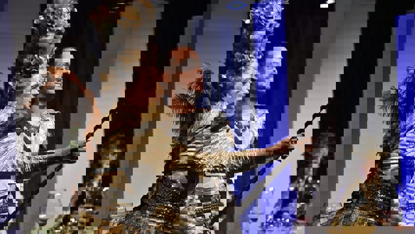  29. Oktober: Im Fabriggli feiert die Eigenproduktion «Götter speisen Götterspeisen» Premiere. Es ist eine gelungene Mischung aus Komödie und Tragödie. Regie führt Claudia Ehrenzeller. 