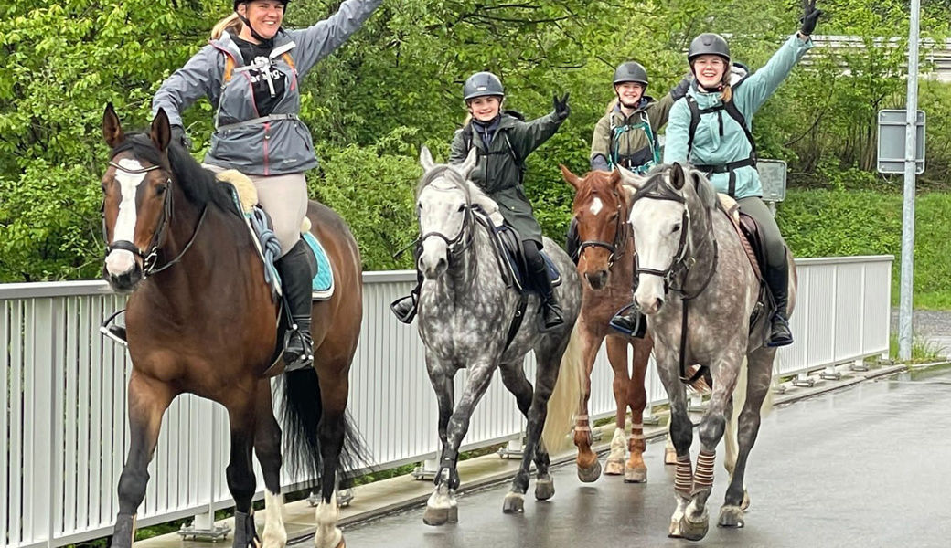 Louisa Fuchs (2. von rechts) unternahm mit ihren Freundinnen einen Zweitagesritt.