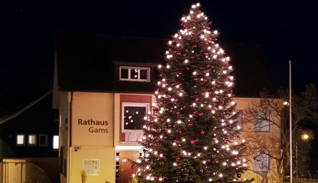  Der Christbaum vor dem Rathaus leuchtet auch dieses Jahr wieder – wenn auch weniger lange. 
