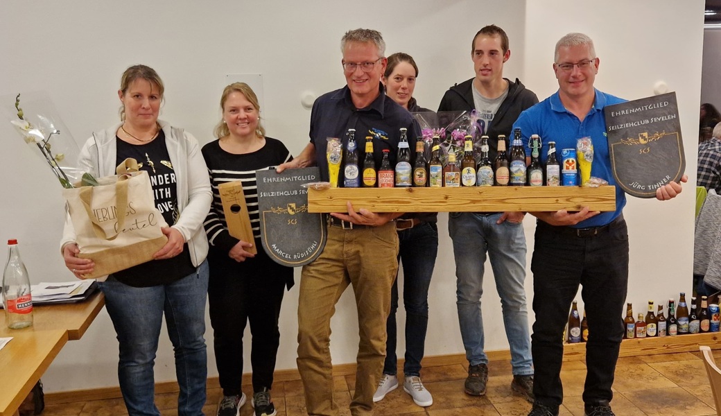 Zufriedene Gesichter, von links: Katrin Bertsch, Vizepräsidentin, Brigitte Rüdisühli, 20 Jahre / Freimitglied, Marcel Rüdisühli, Ehrenmitglied, Präsident, Edith Eggenberger, 10 Jahre, Heinz Eggenberger, 10 Jahre, Jürg Tinner, 20 Jahre und Ehrenmitglied.