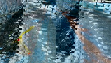 Lieferwagen kommt von vereister Fahrbahn ab und landet in der Tamina