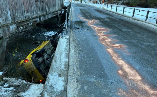 Lieferwagen kommt von vereister Fahrbahn ab und landet in der Tamina