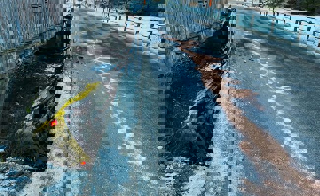 Lieferwagen kommt von vereister Fahrbahn ab und landet in der Tamina