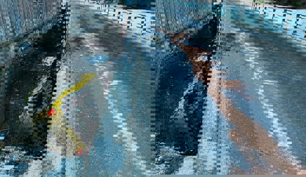  Das Fahrzeug musste von der Feuerwehr geborgen werden. 