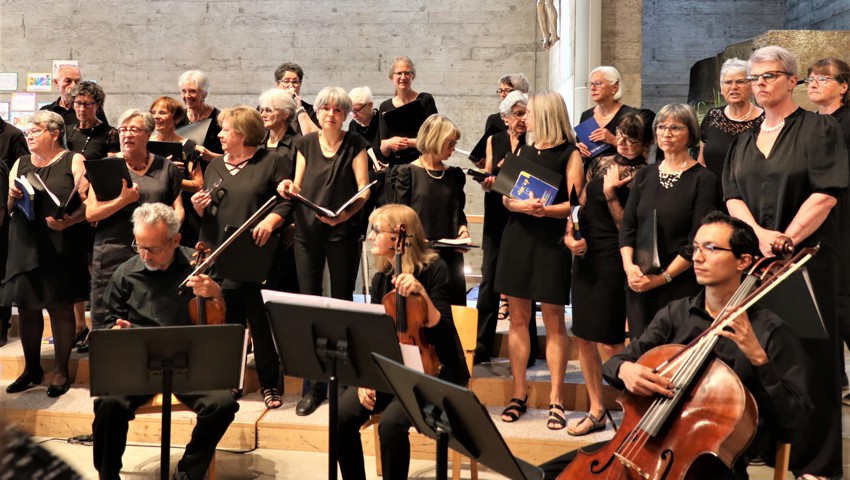Der Kirchenchor, der Chor ConTigo und das Musikensemble verstärkten die festliche Stimmung. Der Kirchenchor, der Chor ConTigo und das Musikensemble verstärkten die festliche Stimmung.