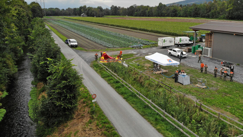  Angehörige des Zivilschutzes übten beim Werdenberger Binnenkanal in Sevelen.