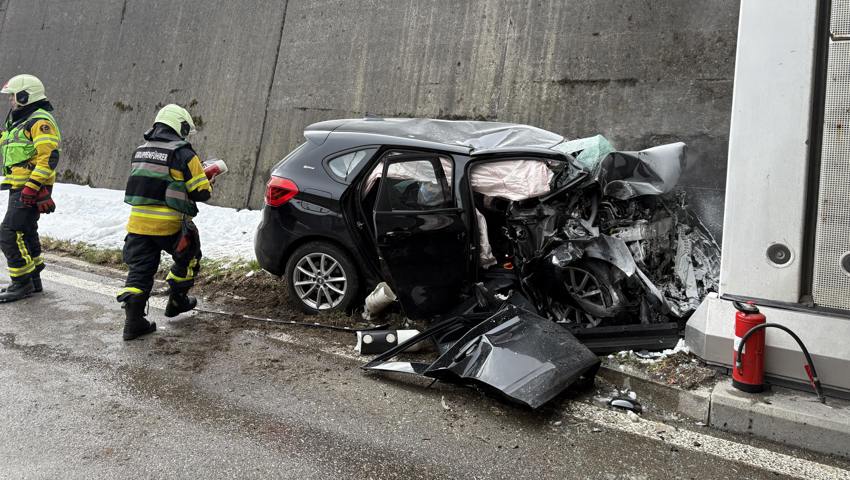 Die Strassenrettung musste den Verletzten aus dem Auto bergen.