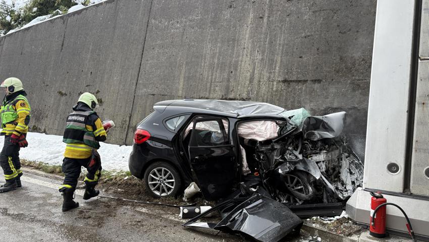 Die Strassenrettung musste den Verletzten aus dem Auto bergen.