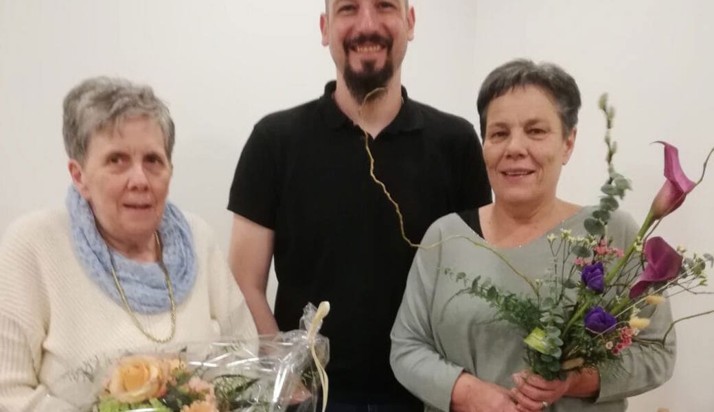  Präsident Marco Schwarz (Mitte) mit der abtretenden Wirtin Esther Schlegel und der neuen Wirtin Carla Schlegel. 