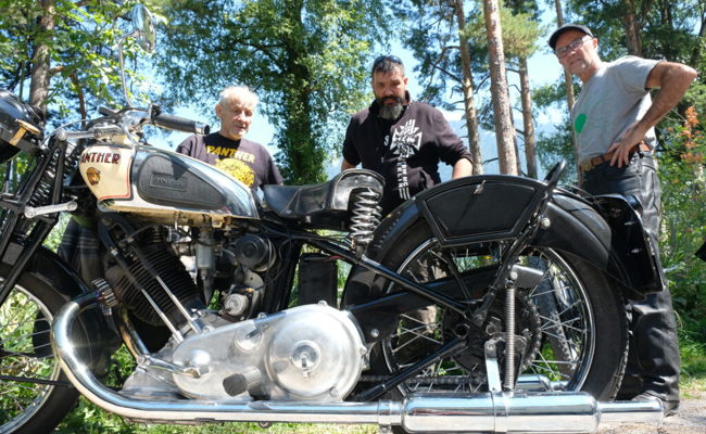 Britische Oldtimer-Motorräder boten ein Erlebnis für Augen und Ohren