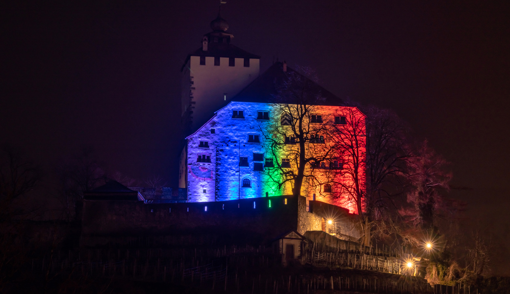  Lichter für den Frieden: Das Schloss Werdenberg wurde am Donnerstag mit Farben beleuchtet. 