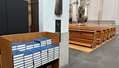 Schlanker und digital: Blaues Kirchengesangsbuch soll überarbeitet werden