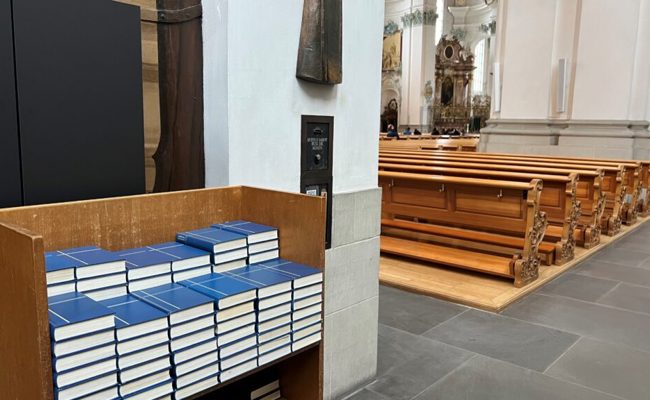 Schlanker und digital: Blaues Kirchengesangsbuch soll überarbeitet werden