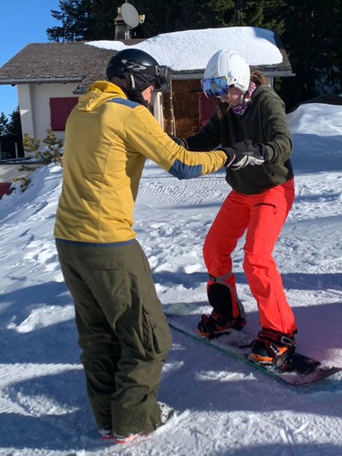  Die ersten Versuche auf dem Snowboard.