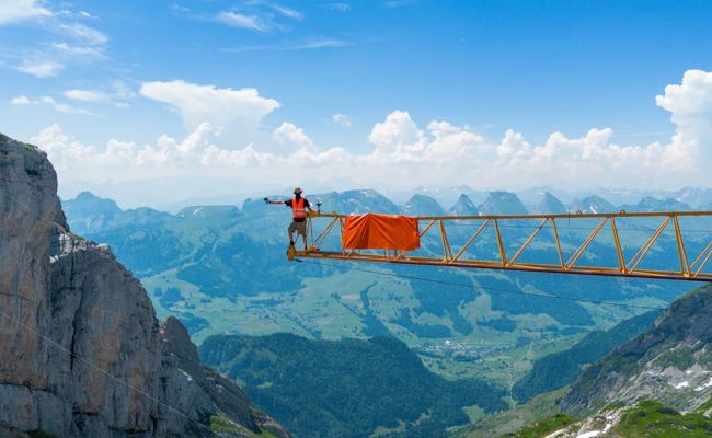 Illegal und lebensgefährlich: Schweizer klettert ungesichert auf Baukran unterm Säntis
