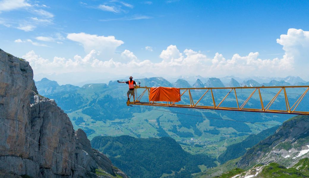 Illegal und lebensgefährlich: Schweizer klettert ungesichert auf Baukran auf dem Säntis