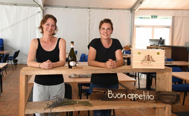 Schloss-Festspiele: Wie aus dem kahlen Festzelt die «Trattoria d’Amore» wird