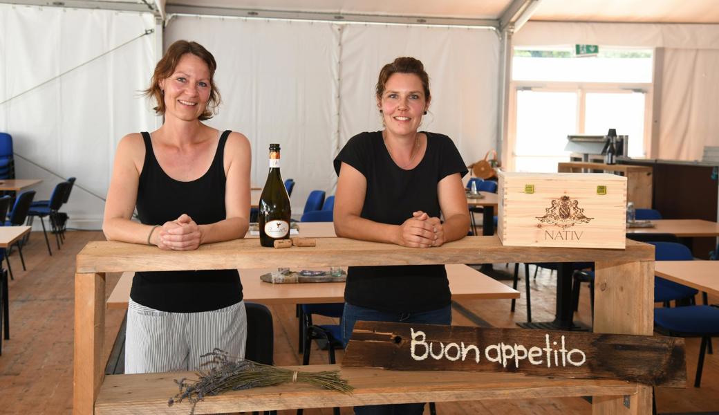 Rahel Tischhauser (links) und Sonja Tischhauser sorgen für das passende Ambiente.