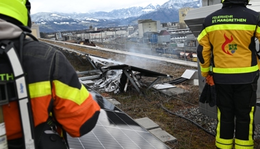 Brand auf Firmendach: Photovoltaikanlage fing Feuer