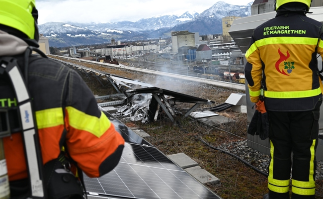 Brand auf Firmendach: Photovoltaikanlage fing Feuer