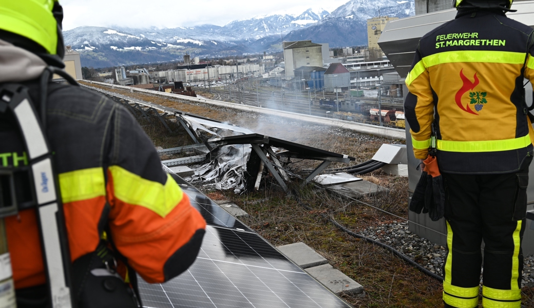 Brand auf Firmendach: Photovoltaikanlage fing Feuer