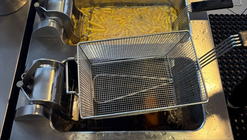 Durch das spritzende Öl erlitt der Koch schwere Verbrennungen.