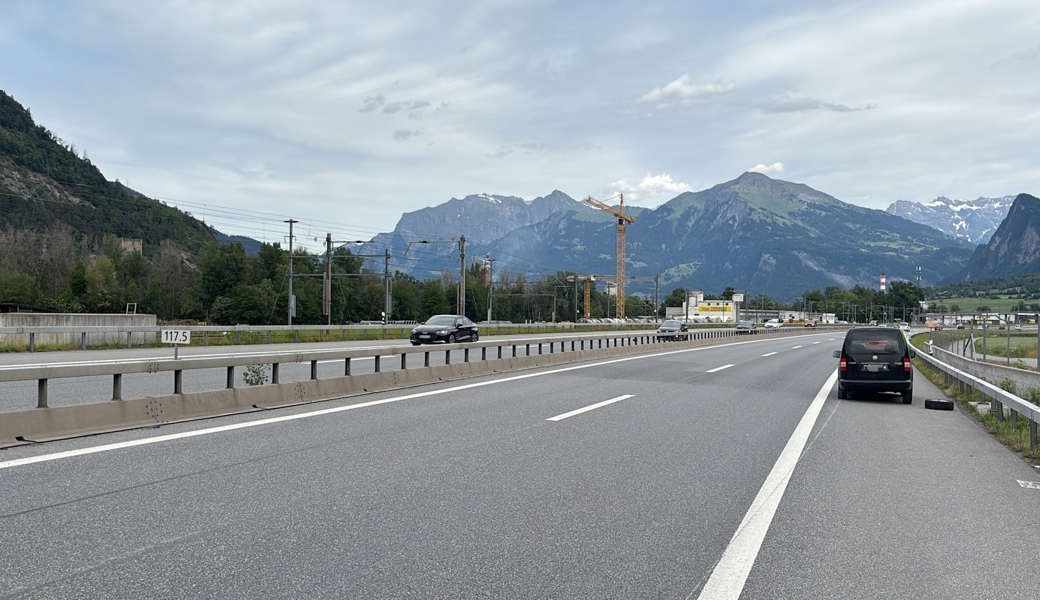 Bei einem Auto löste sich das linke Rad. Dieses prallte in mehrere Autos.