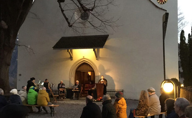Die Christbaumfeier in Gretschins fand vor anstatt in der Kirche statt