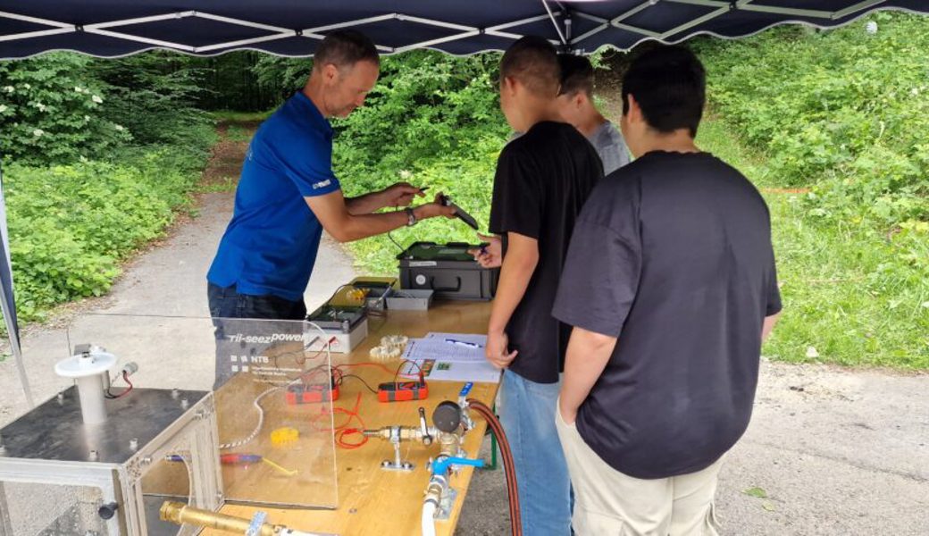  An verschiedenen Posten erzeugten die Jugendlichen selber Strom. Bilder: PD