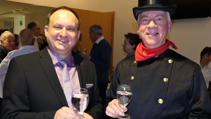  Gemeindepräsident Niklaus Lippuner (links) und Glücksbringer Paul Grässli stossen auf das Jahr 2023 an.