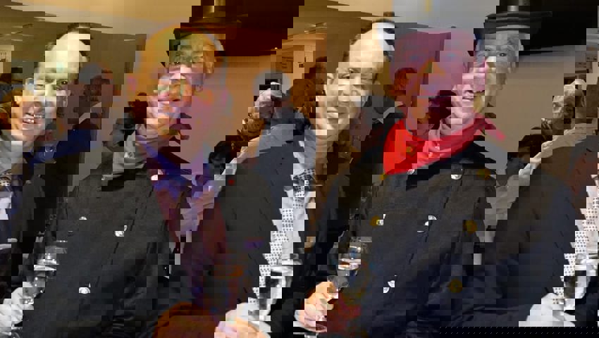  Gemeindepräsident Niklaus Lippuner (links) und Glücksbringer Paul Grässli stossen auf das Jahr 2023 an.