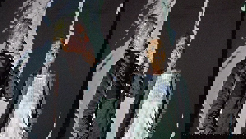  Inmitten einer Lichtinstallation: Schlossmediale-Leiterin Mirella Weingarten (l.) und Kommunikatorin Babette Karner. 