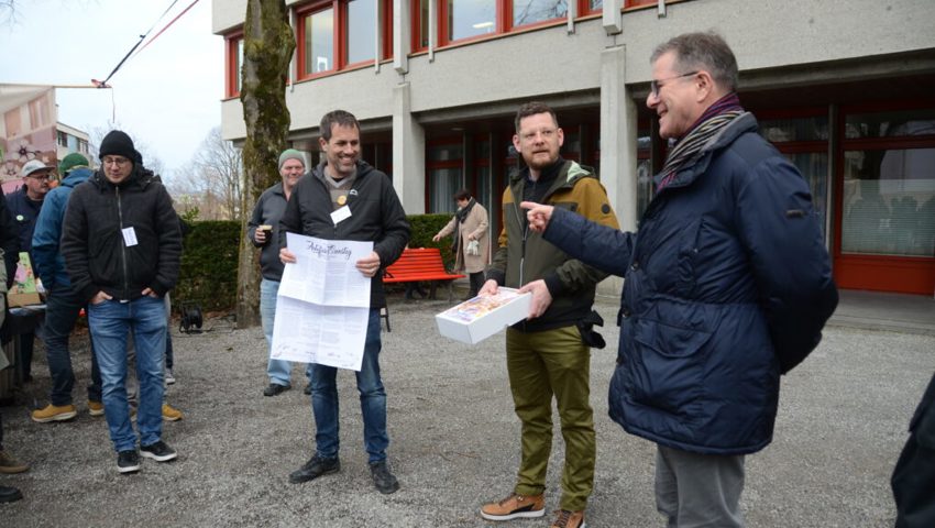  Michael Eberli (von links) und Rolf Sturzenegger vom Verein «Buchser Samstig» übergaben die Petition an Daniel Gut und Markus Hofmänner. 