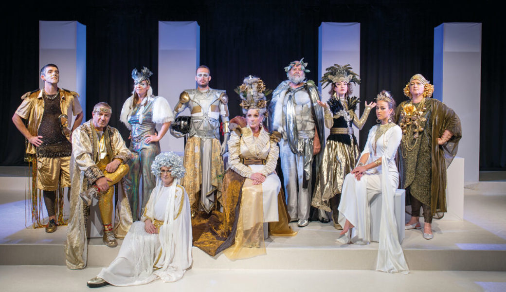  Die zehn Darstellerinnen und Darsteller der diesjährigen Fabriggli-Eigenproduktion (von links): Oliver Angyal, Alois Ruch, Corine Hermann-Weder, Karin Kehl, Fabian Rhyner, Ute Hoffmann, Thomas Hassler, Salome Bosch, Annika Künzler und Kathleen Pietzko. 