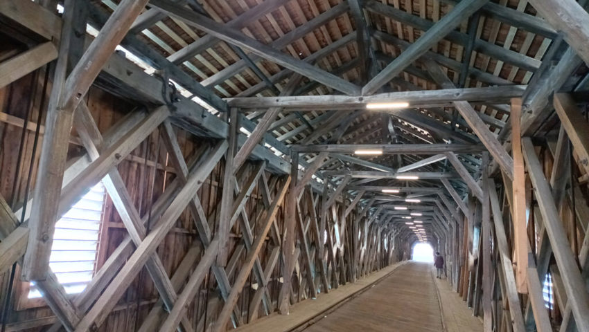  Die historische Holzbrücke darf durch die künstlerische Intervention nicht beeinträchtigt werden.