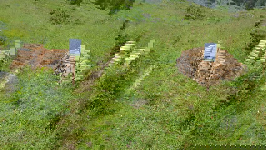 Die Holzdepots sind bereit für die Wanderinnen und Wanderer.