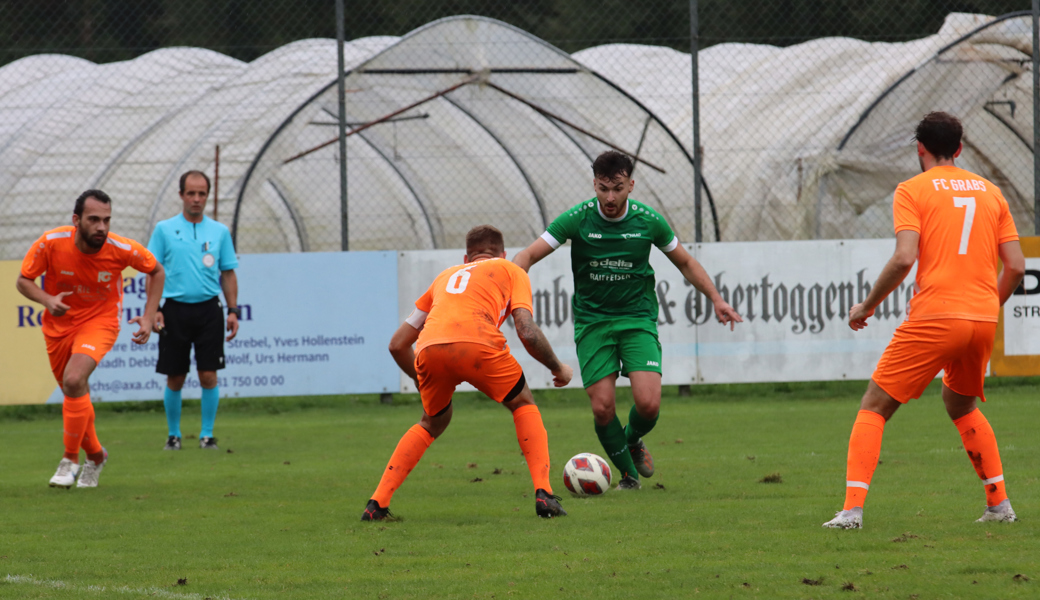 Der FC Haag im Vorwärtsgang, doch die Spieler des FC Grabs sind aufmerksam.