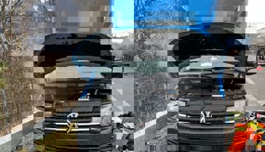 Fahrzeugbrand: Ein Lieferwagen verliert auf der Autobahn an Leistung und gerät in Brand