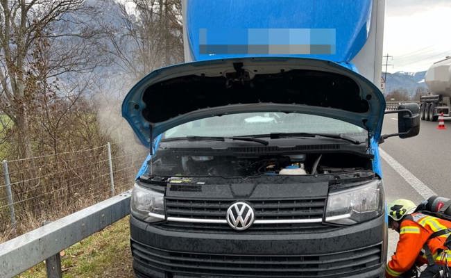Fahrzeugbrand: Ein Lieferwagen verliert auf der Autobahn an Leistung und gerät in Brand