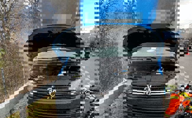 Fahrzeugbrand: Ein Lieferwagen verliert auf der Autobahn an Leistung und gerät in Brand